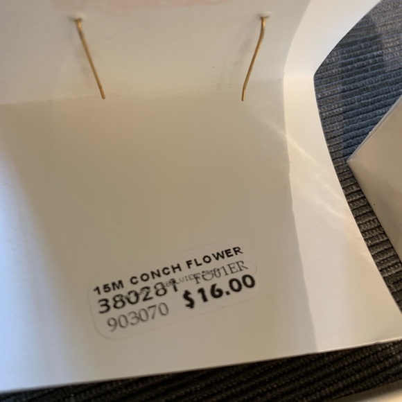 Andeana Design tropical flower earrings - Picture 5 of 6